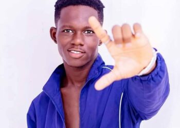 AwodaPa’s Graphic Designer pops champagne